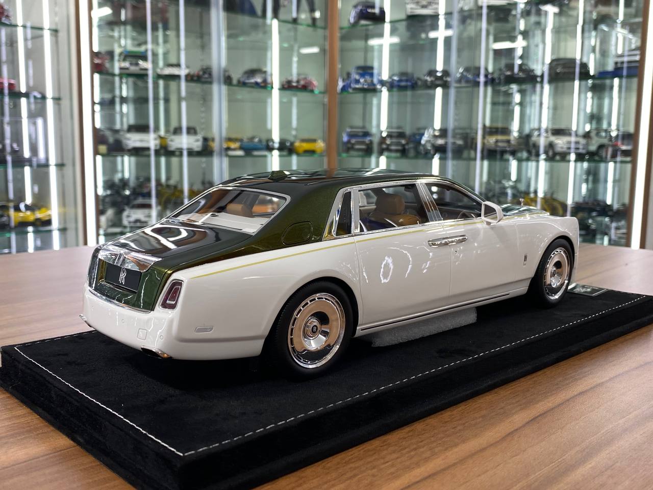 1:18 Resin Model - H&H Rolls Royce Phantom Extended Wheelbase II (White/Gold)