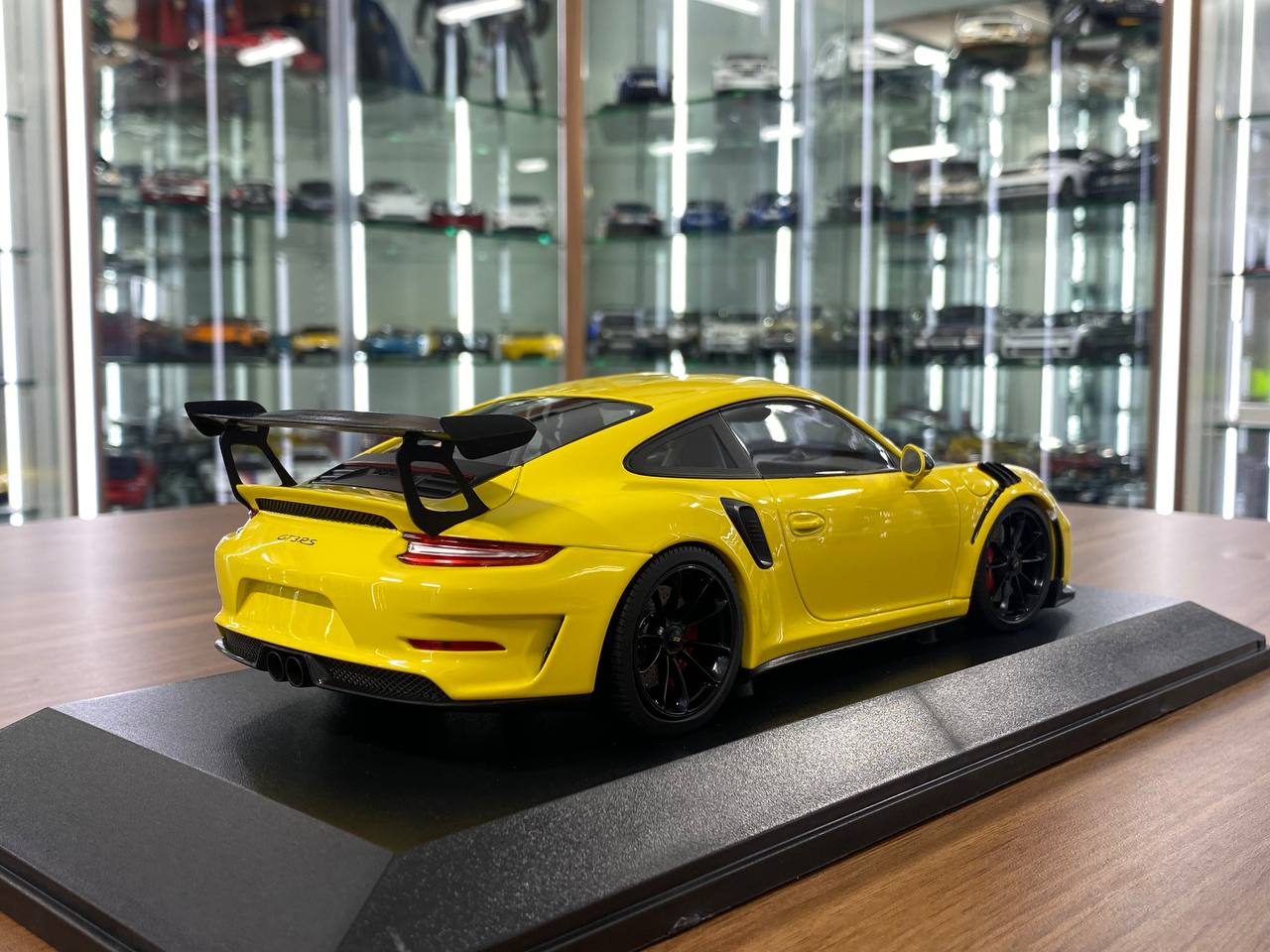 1:18 Diecast - Porsche 911 GT3 RS 2019 by Minichamps (Yellow with Black Wheels)