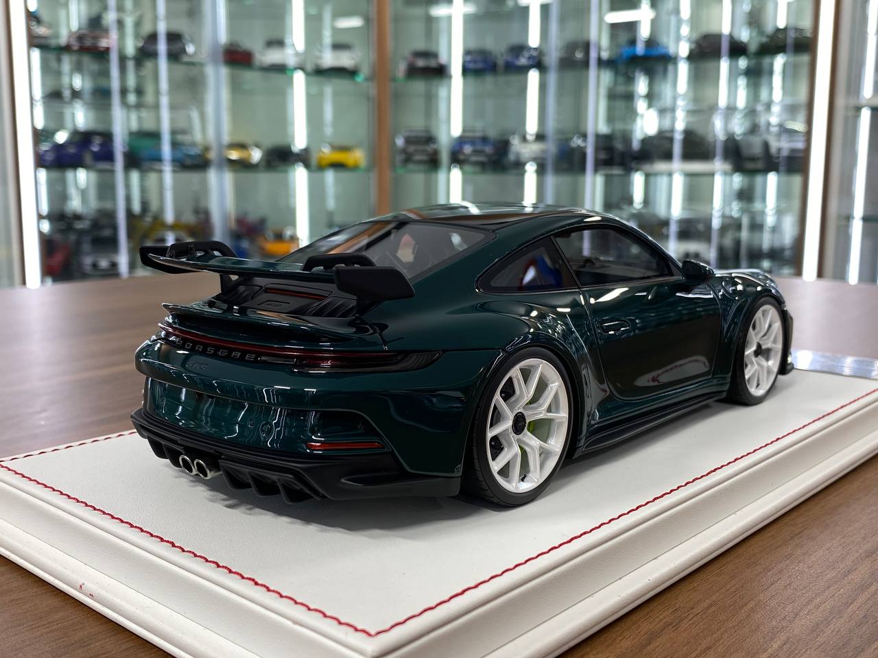 1:18 Resin - Davis & Giovanni Porsche 911 GT3 (992) Porsche Racing Green Metallic - Limited Edition 36pcs
