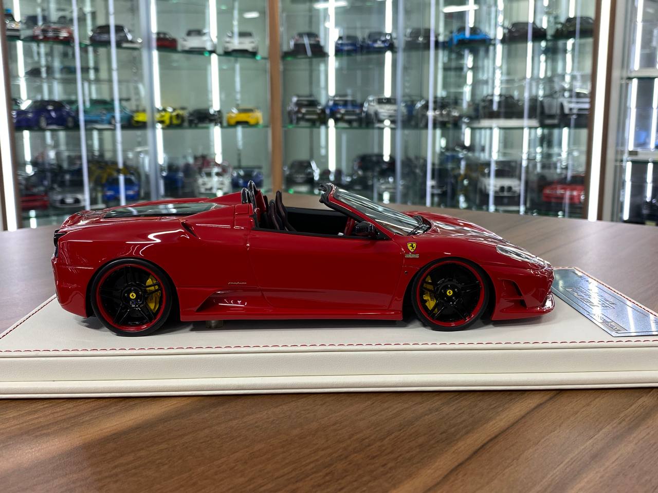 1:18 Resin – Davis & Giovanni Ferrari 16M Scuderia Spider Novitec Rosso Corsa / Black Stripe Limited 10