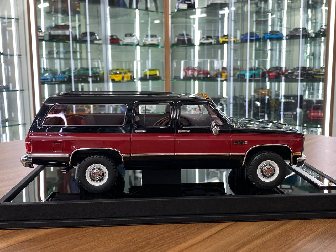 1/18 Resin – Old School Models GMC Suburban 2500 (1986) Black & Red Limited Edition/ 100 pcs