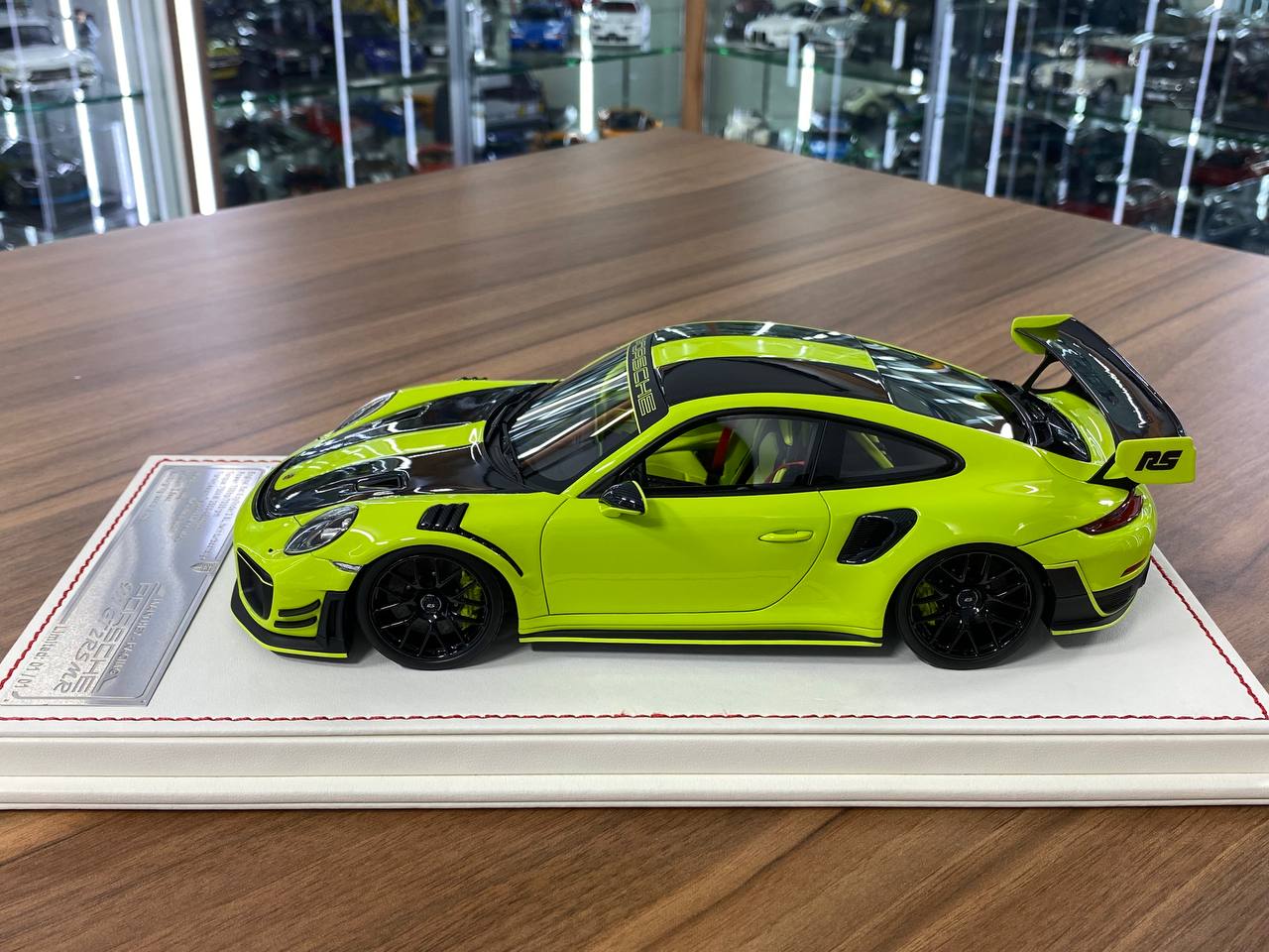 1/18 Resin – Davis & Giovanni Porsche 911 GT2 RS MR Neon Yellow / Black Limited Edition: 1 of 1