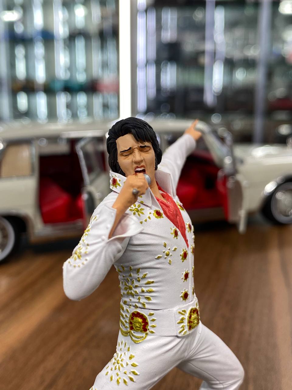 1/18 Scale Figure (Hand Made / Painted) ELVIS PRESLEY 1973 (Resin)