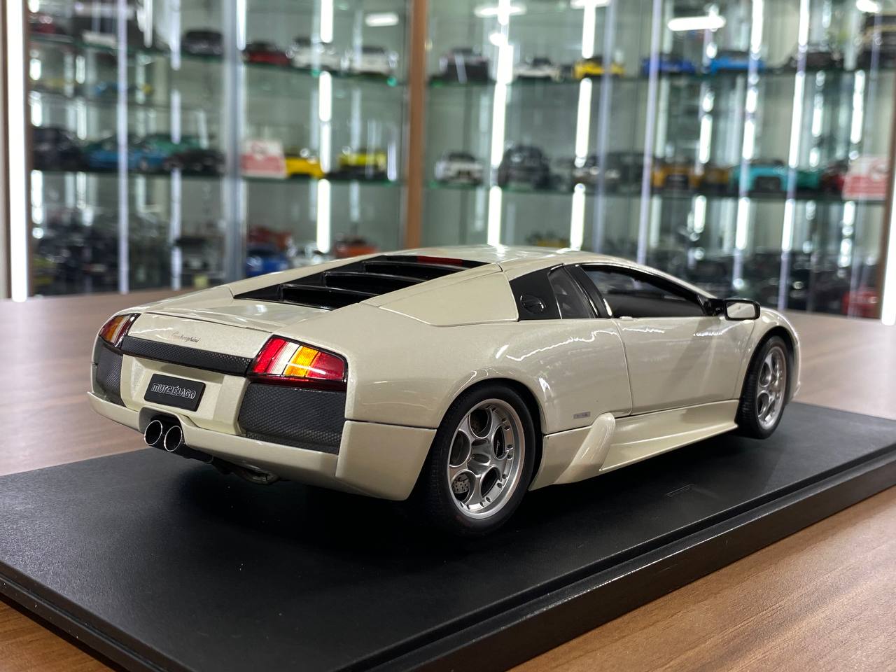1/18 Diecast Lamborghini Murciélago – Balloon White | AUTOart | Full Opening