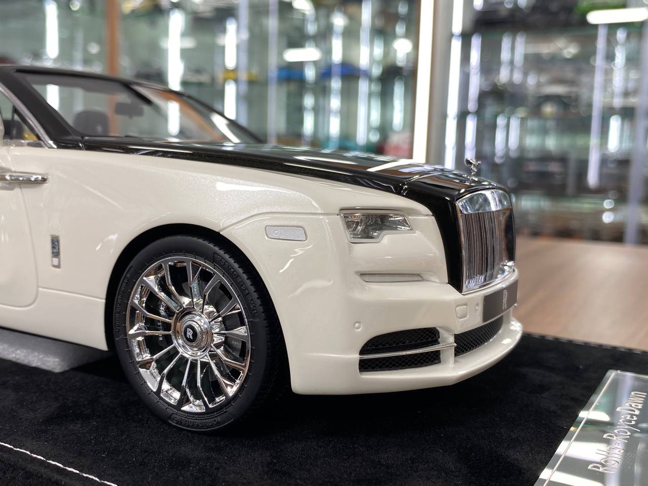 1/18 Resin Model – Rolls Royce Dawn | H&H |Pearl White / Diamond Black