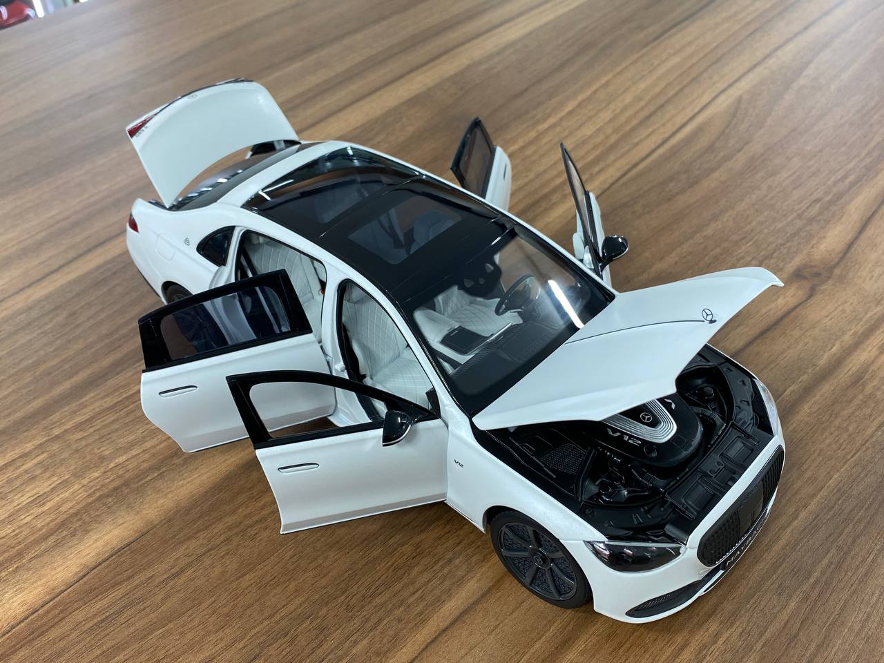 1/18 Diecast Metal Model – Mercedes-Maybach S 680 Night Series | Norev Dealer Edition | Full Opening | Opalite White