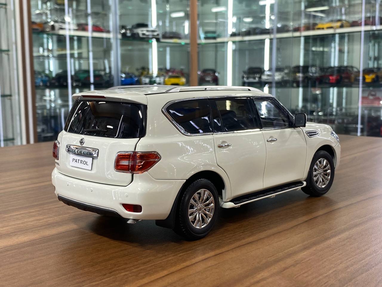 1/18 Nissan Patrol Y62 Paudi White Model Car