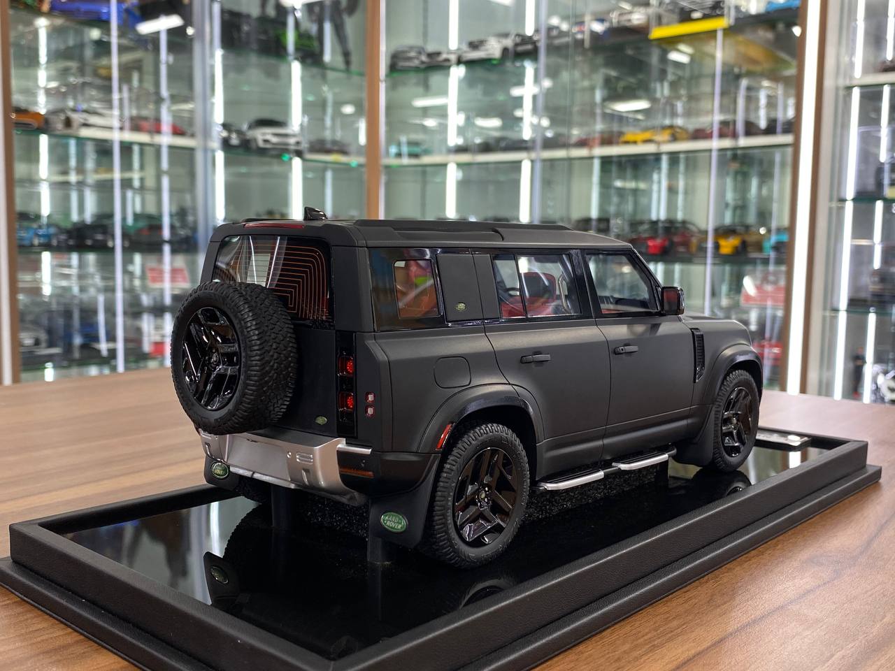1/18 Resin MotorHelix Land Rover Defender 110 Matt Black Limited 50 pcs