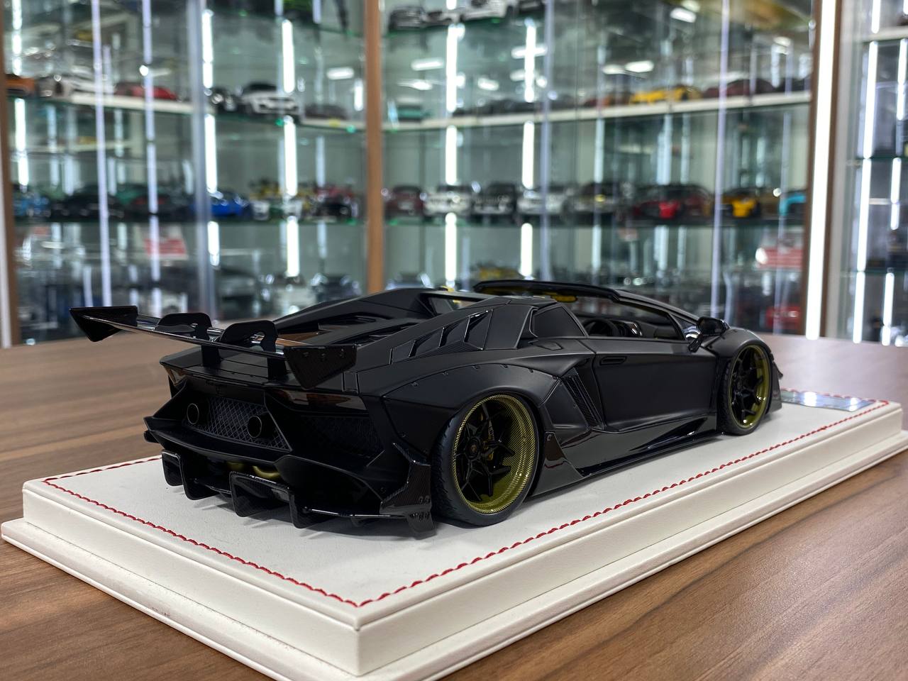 1/18 Resin Davis & Giovanni Lamborghini Aventador LP 720-4 2.0 Roadster in Matt Black with Black/Yellow Interior Limited Edition - 18 pcs