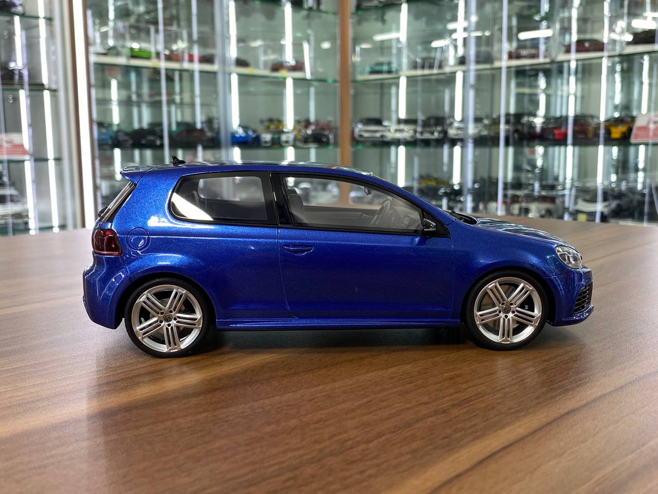 Otto Mobile Volkswagen Golf R VI - 1/18 Resin Model, Blue