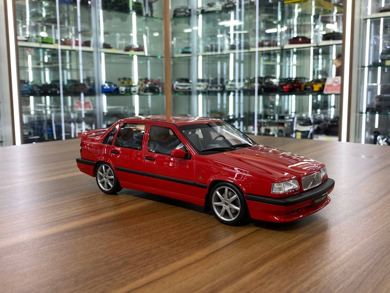 1/18 Resin Volvo 850 R Otto Red Model Car