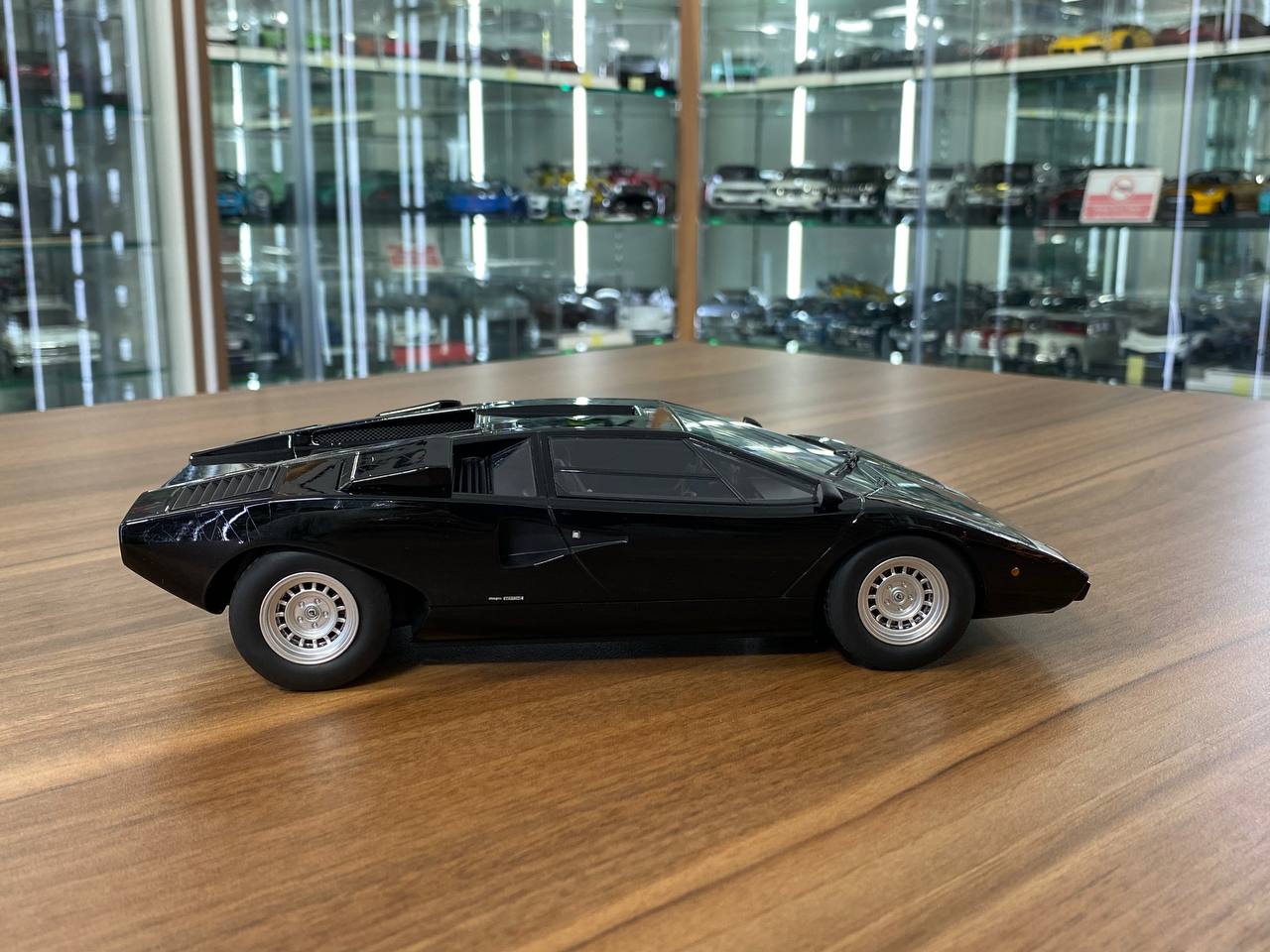 1/18 Diecast Lamborghini Countach LP 400 Black Kyosho Scale Model Car