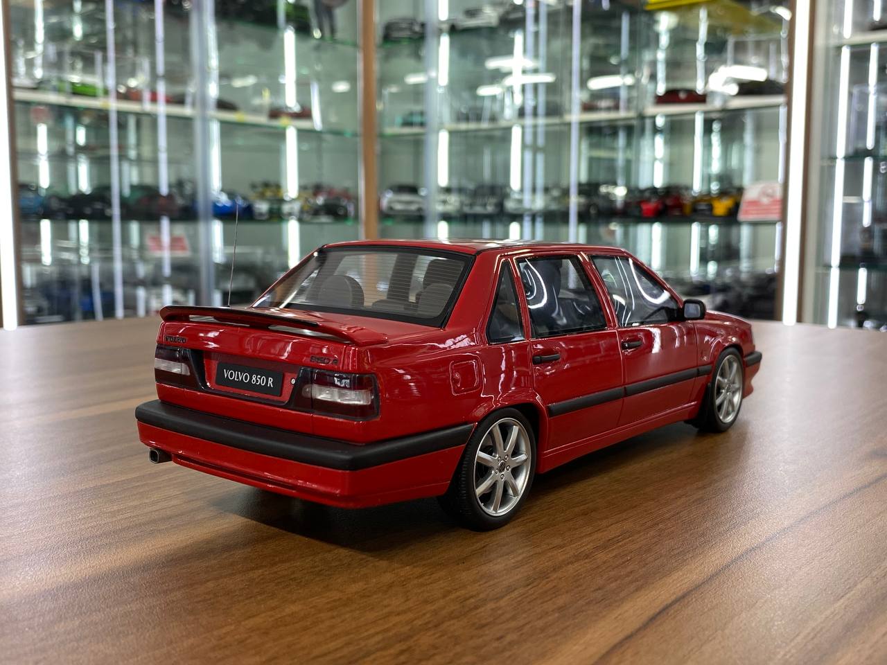 1/18 Resin Volvo 850 R Otto Red Model Car