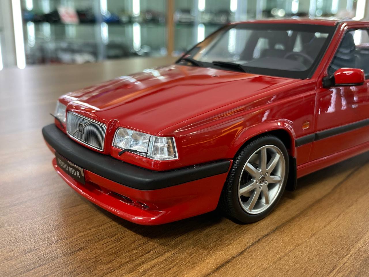 1/18 Resin Volvo 850 R Otto Red Model Car