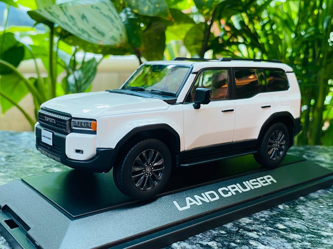 Dealer Edition 2024 Toyota Land Cruiser 250 Resin Model - White | 1/30 Scale