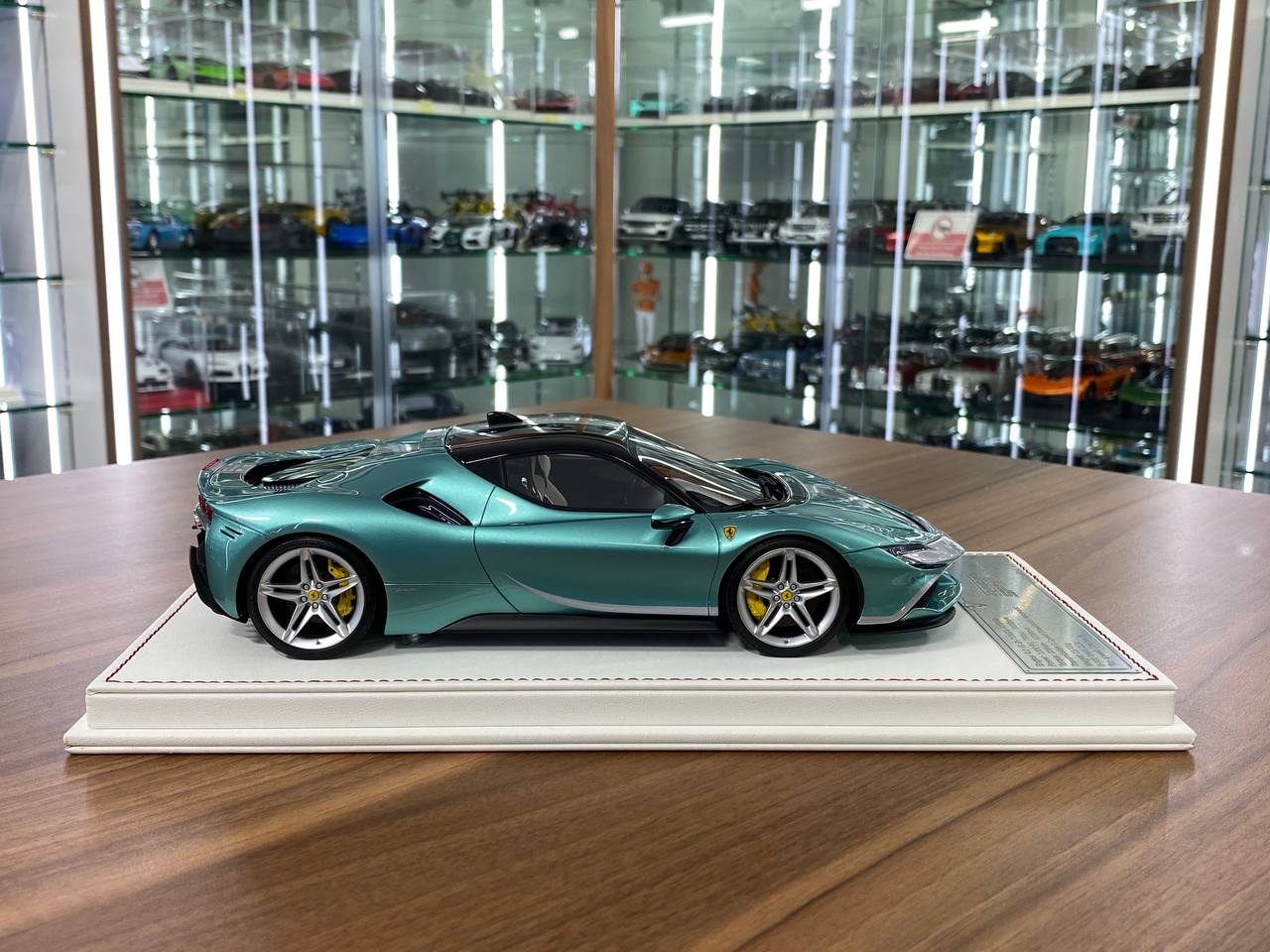 1/18 Davis & Giovanni Ferrari SF90 Stradale Pale green metallic, black roof, silver stripe | Resin | Limited 5 pcs