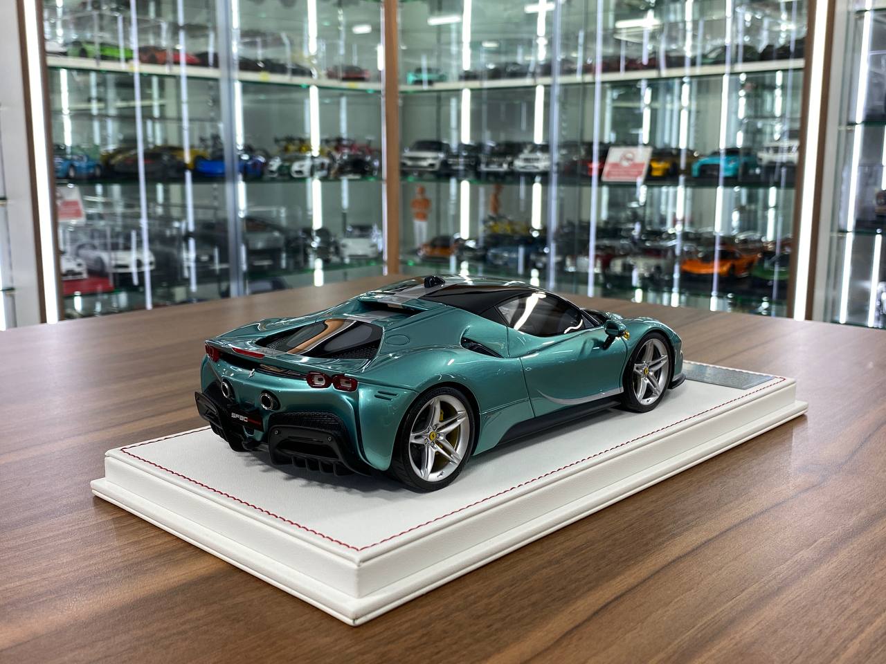 1/18 Davis & Giovanni Ferrari SF90 Stradale Pale green metallic, black roof, silver stripe | Resin | Limited 5 pcs