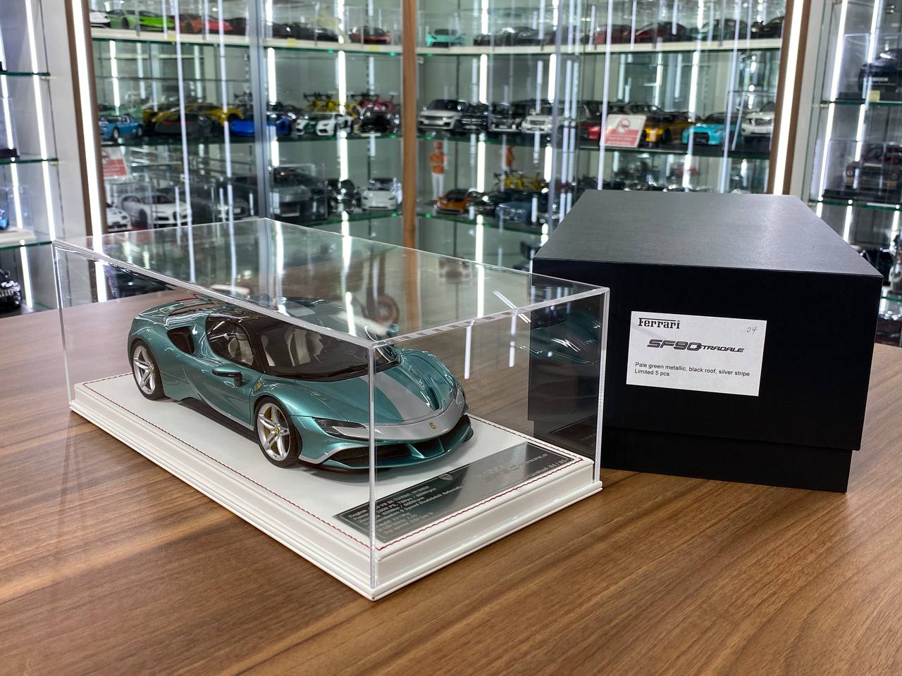 1/18 Davis & Giovanni Ferrari SF90 Stradale Pale green metallic, black roof, silver stripe | Resin | Limited 5 pcs