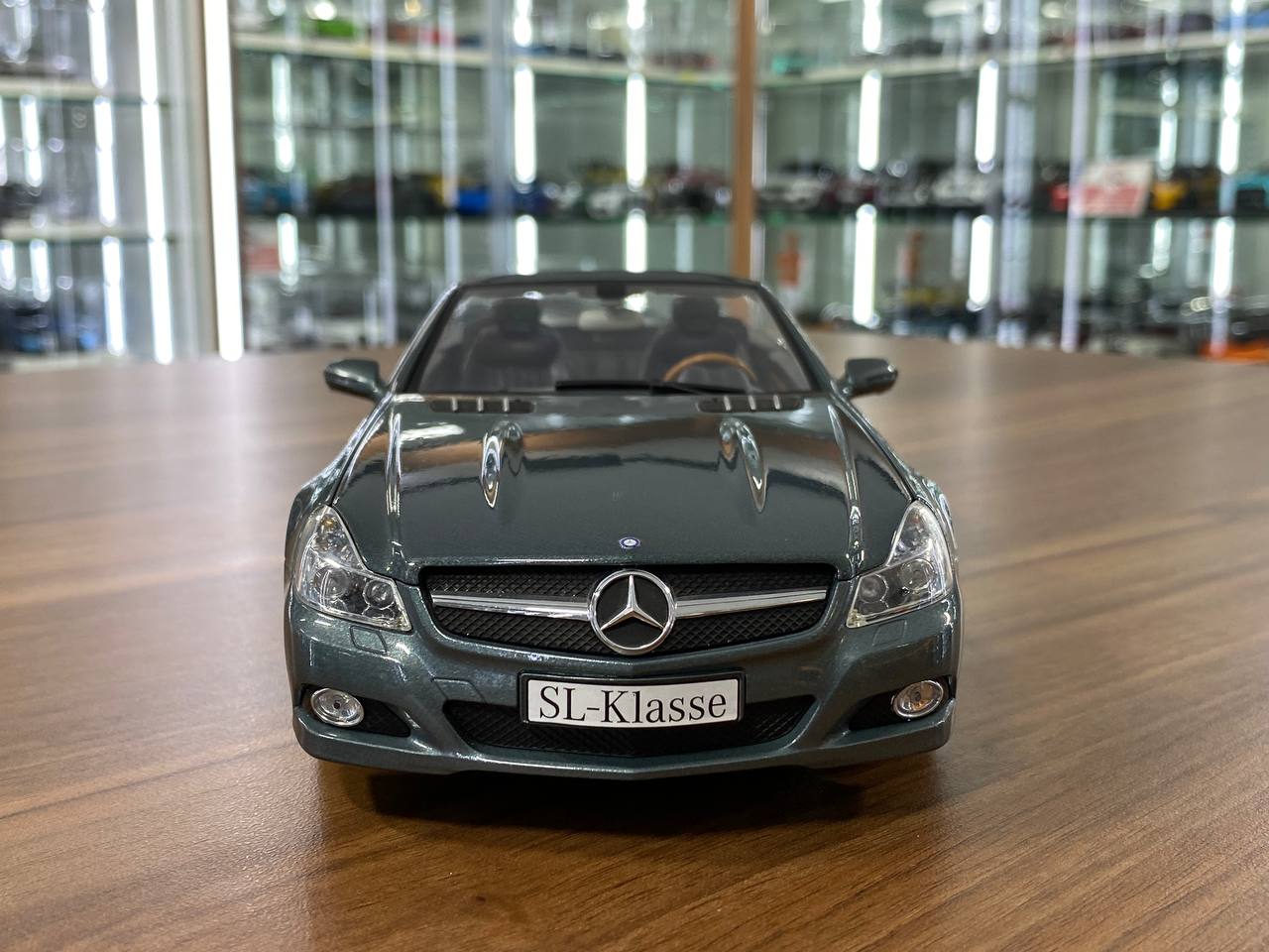1/18 metal diecast Paul’s Models Art Dealer Edition Mercedes-Benz SL Class (R230) Amiant green
