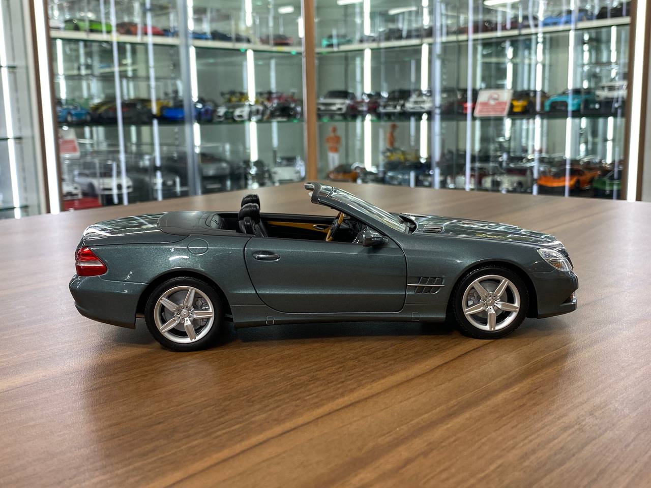 1/18 metal diecast Paul’s Models Art Dealer Edition Mercedes-Benz SL Class (R230) Amiant green