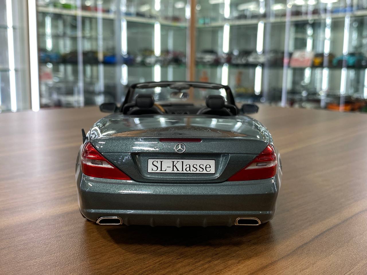 1/18 metal diecast Paul’s Models Art Dealer Edition Mercedes-Benz SL Class (R230) Amiant green