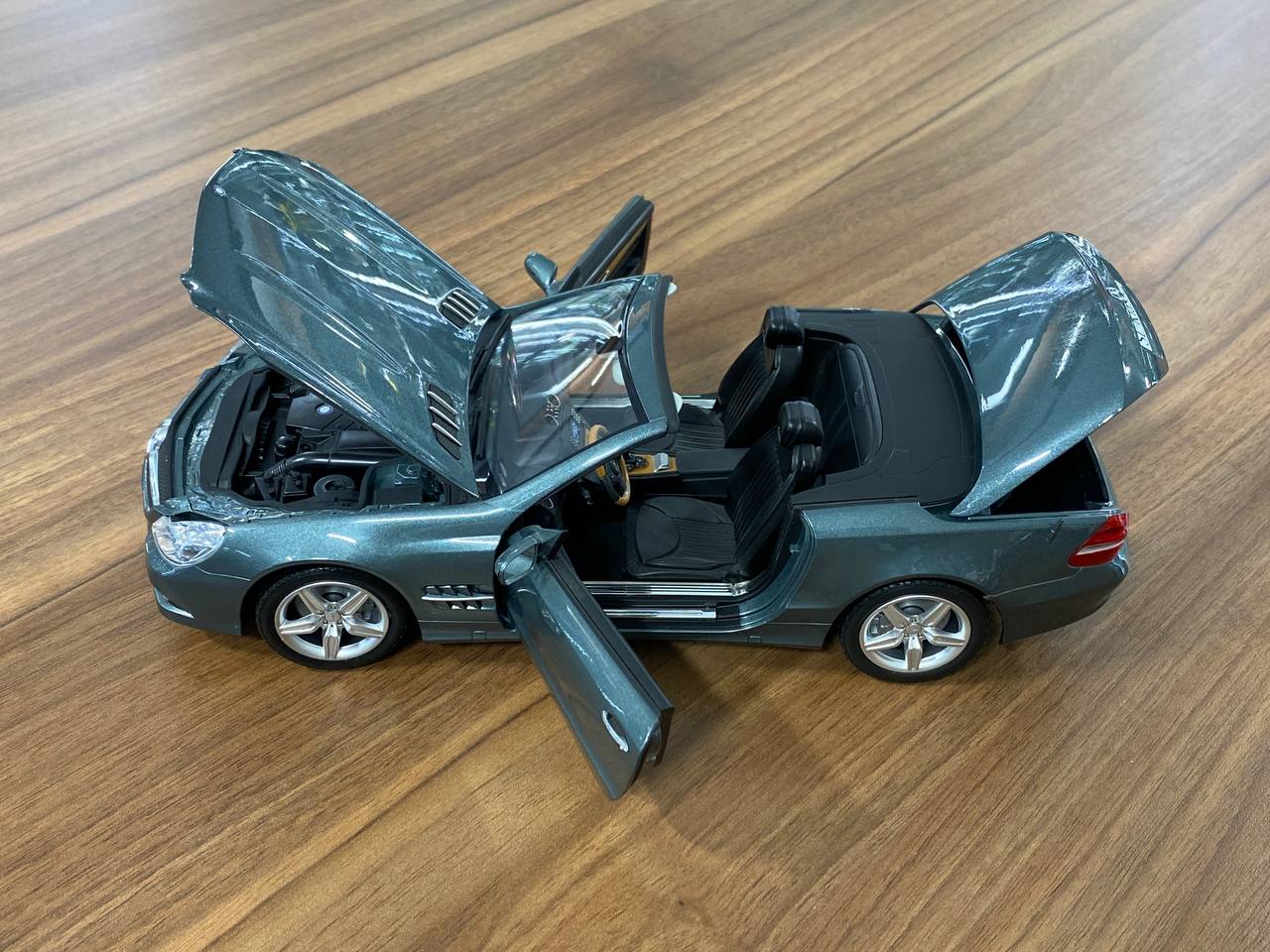 1/18 metal diecast Paul’s Models Art Dealer Edition Mercedes-Benz SL Class (R230) Amiant green