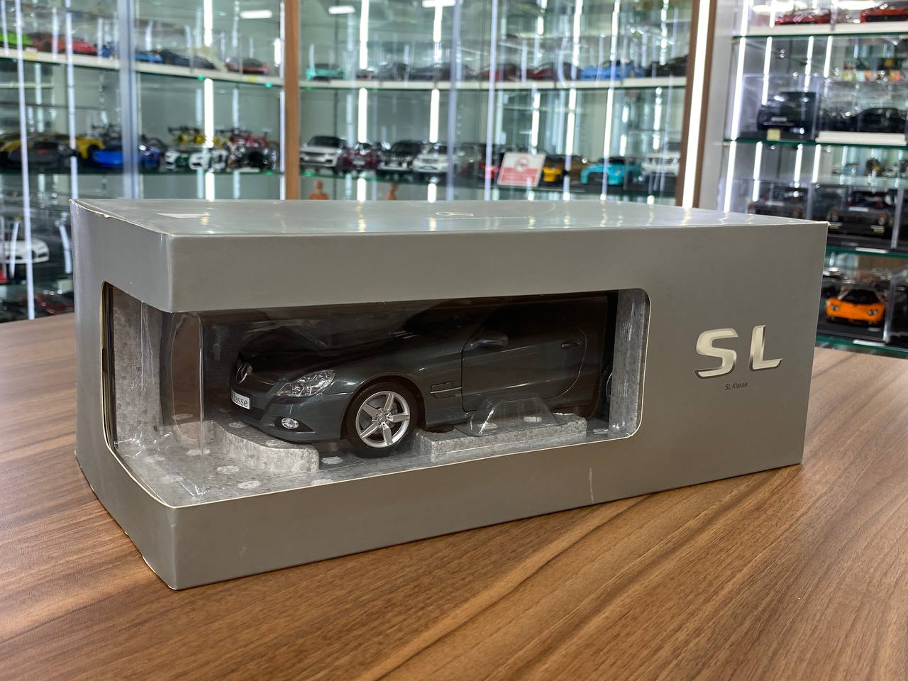 1/18 metal diecast Paul’s Models Art Dealer Edition Mercedes-Benz SL Class (R230) Amiant green