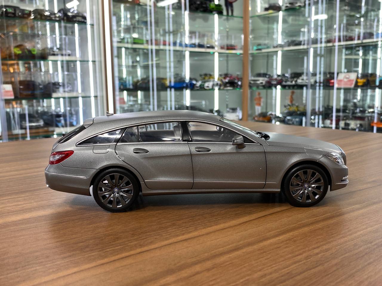 1/18 diecast Norev Dealer Edition Mercedes-Benz CLS Shooting Brake in designo alanit grey magno