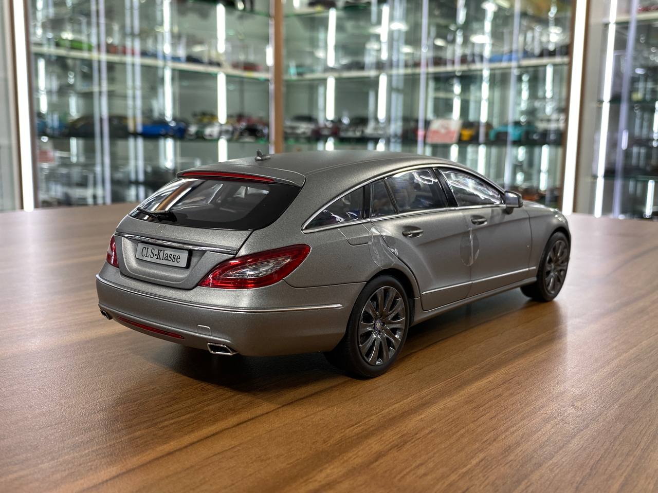 1/18 diecast Norev Dealer Edition Mercedes-Benz CLS Shooting Brake in designo alanit grey magno