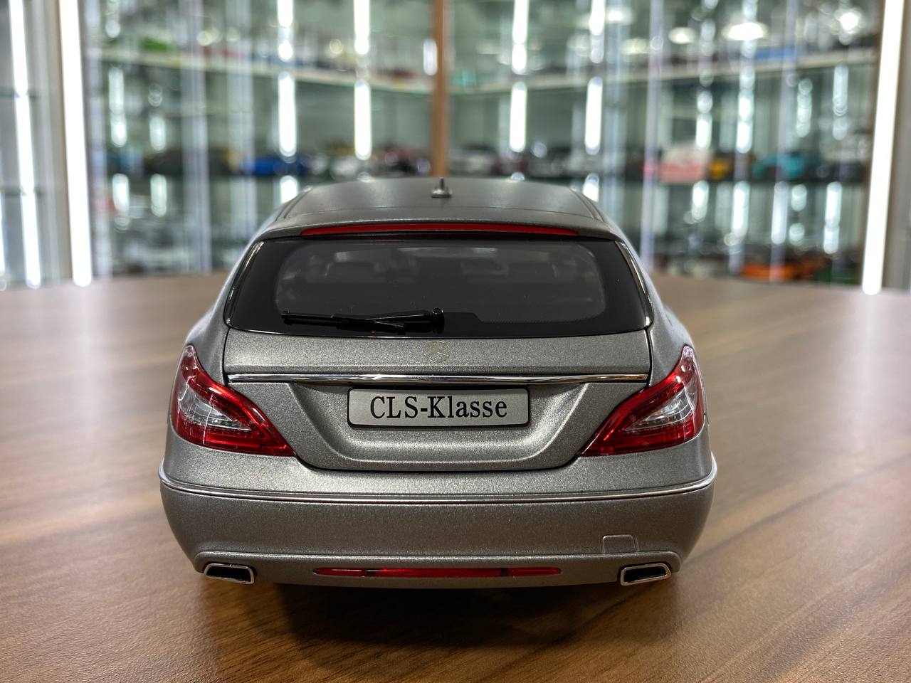 1/18 diecast Norev Dealer Edition Mercedes-Benz CLS Shooting Brake in designo alanit grey magno