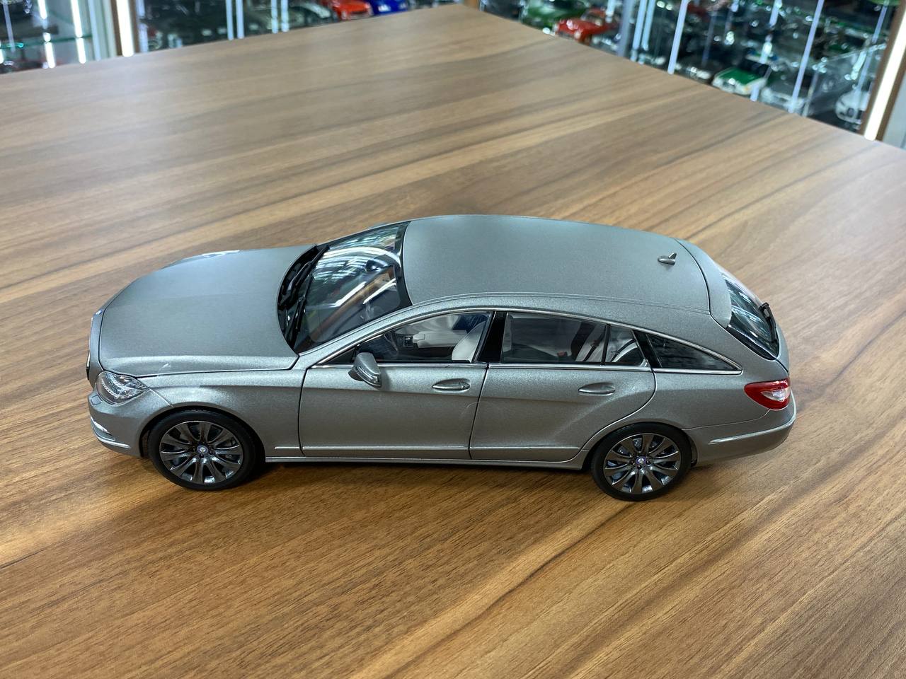 1/18 diecast Norev Dealer Edition Mercedes-Benz CLS Shooting Brake in designo alanit grey magno