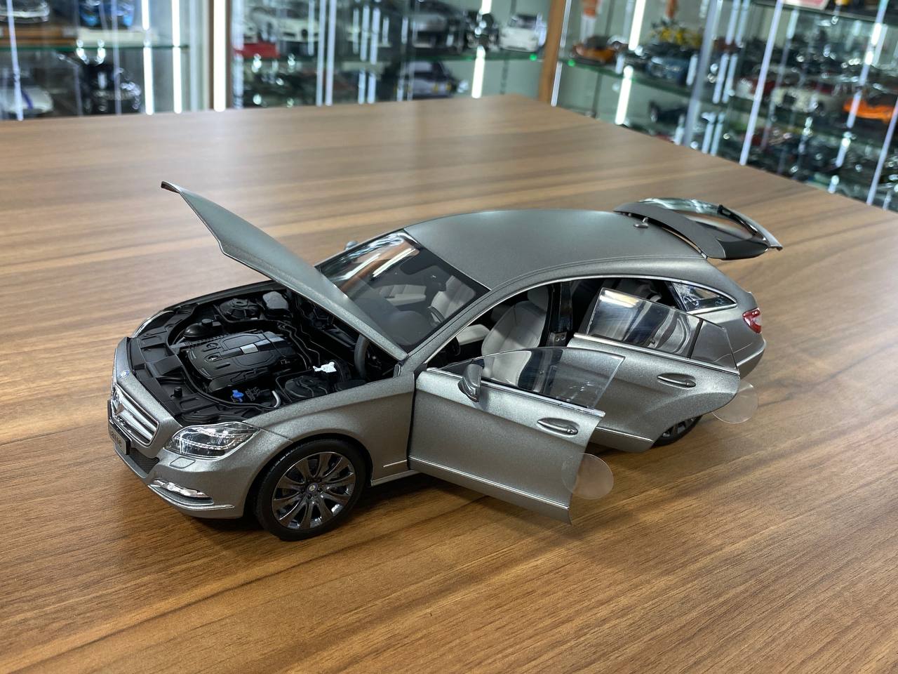 1/18 diecast Norev Dealer Edition Mercedes-Benz CLS Shooting Brake in designo alanit grey magno