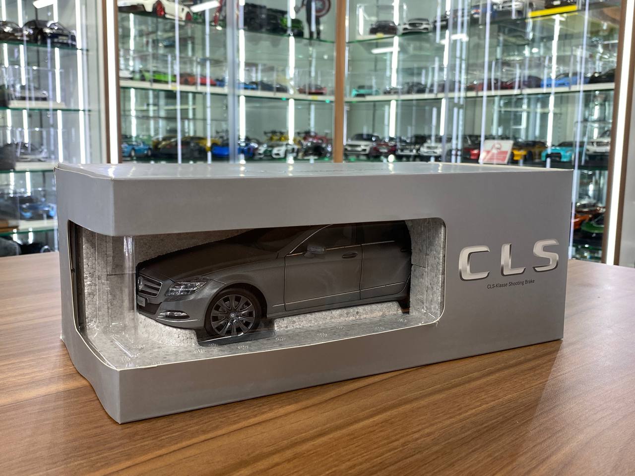 1/18 diecast Norev Dealer Edition Mercedes-Benz CLS Shooting Brake in designo alanit grey magno