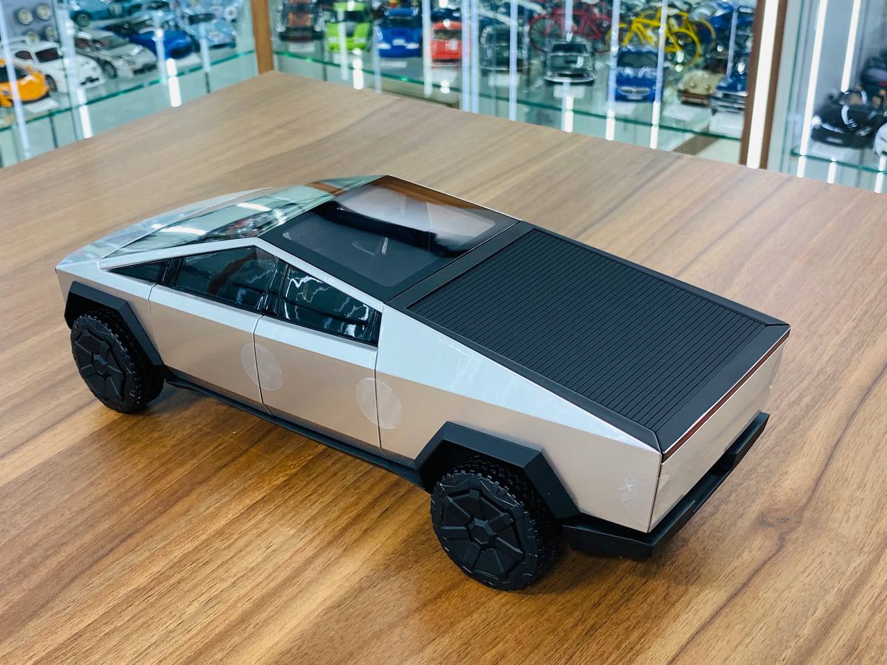 1/18 Tesla Diecast - Cyber truck in Striking Silver Finish Model Car