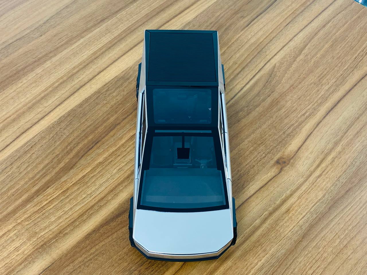1/18 Tesla Diecast - Cyber truck in Striking Silver Finish Model Car