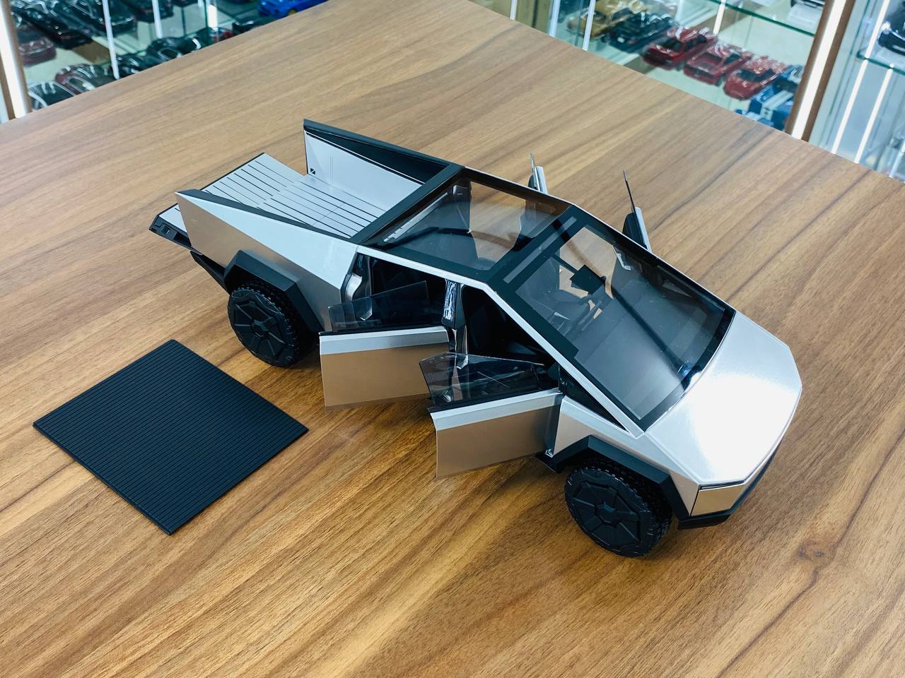 1/18 Tesla Diecast - Cyber truck in Striking Silver Finish Model Car