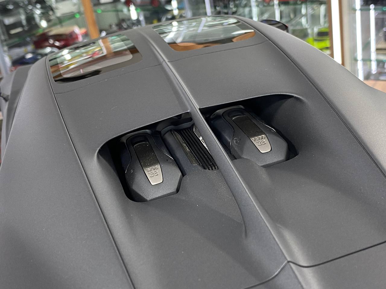 1/8 Resin Bugatti Chiron– MR Collection Grey matt / Carbon Fiber - Limited 500 pcs