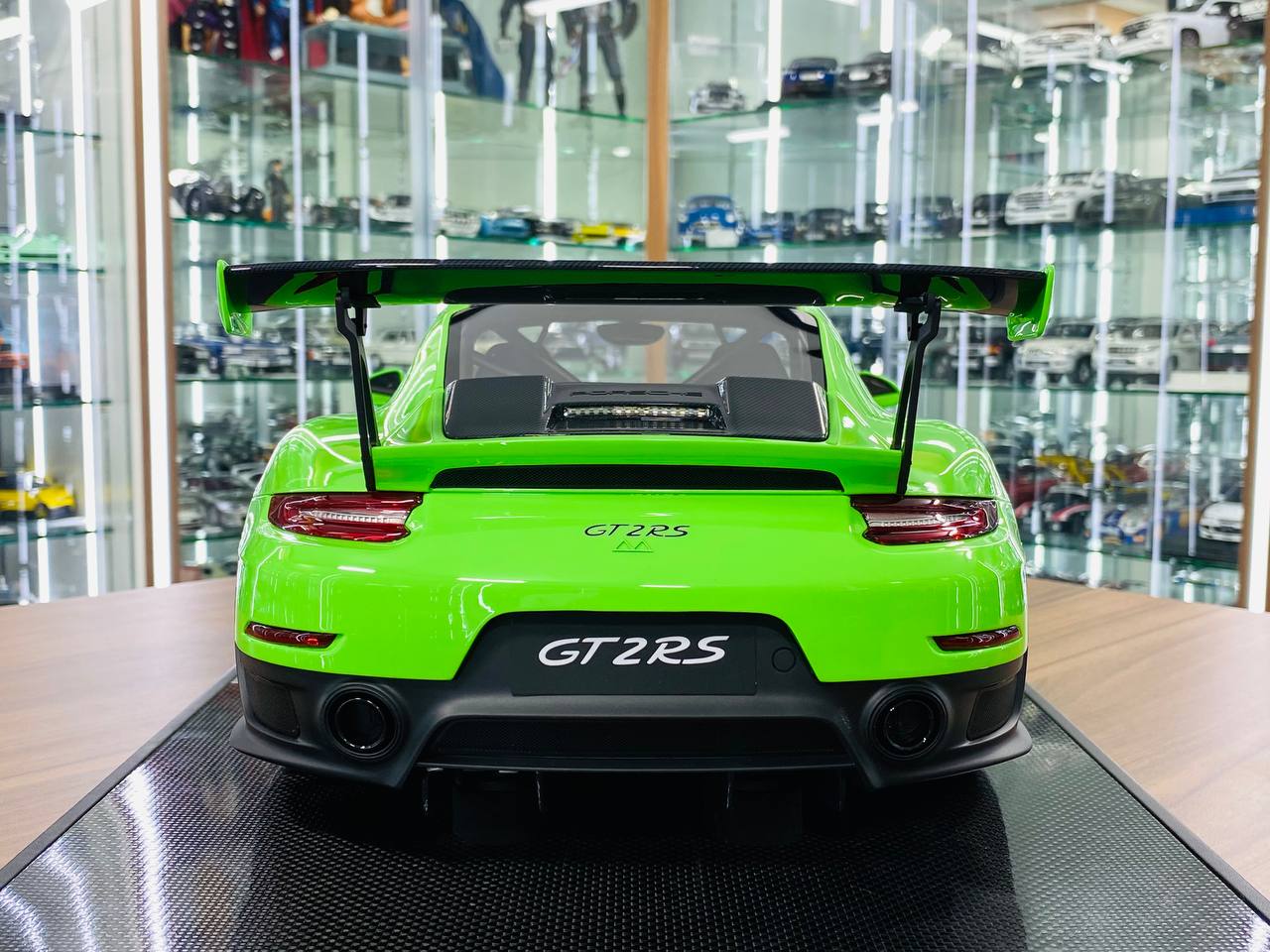 Dino Models Porsche 911 GT2 RS – 1/18 Resin Model, Acid Green, Limited 24