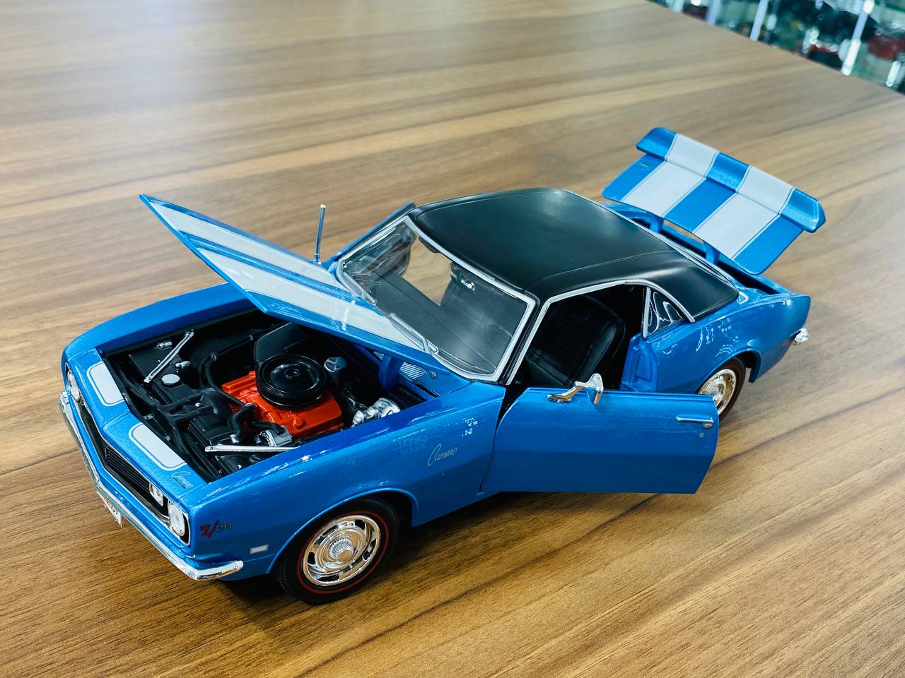 1/18 Diecast Full opening Maisto Chevrolet Camaro Z28 1968 Blue / white stripes