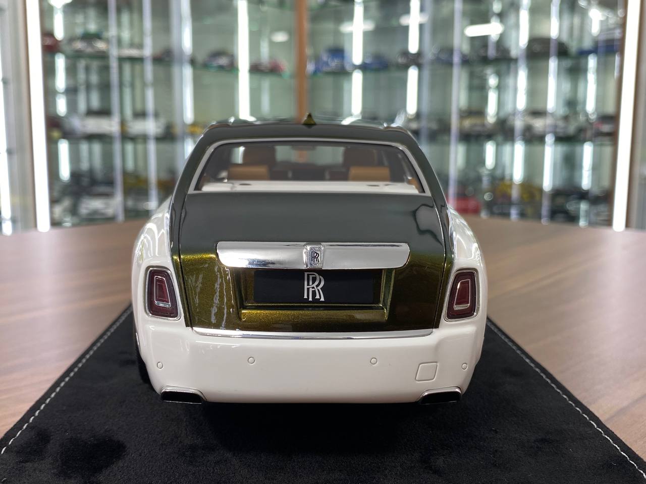 1:18 Resin Model - H&H Rolls Royce Phantom Extended Wheelbase II (White/Gold)