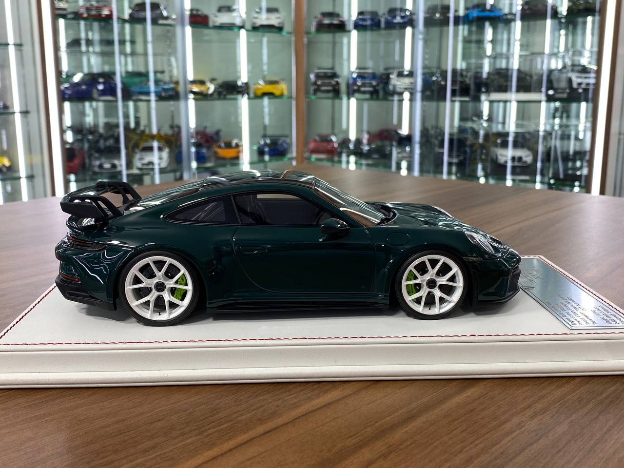 1:18 Resin - Davis & Giovanni Porsche 911 GT3 (992) Porsche Racing Green Metallic - Limited Edition 36pcs