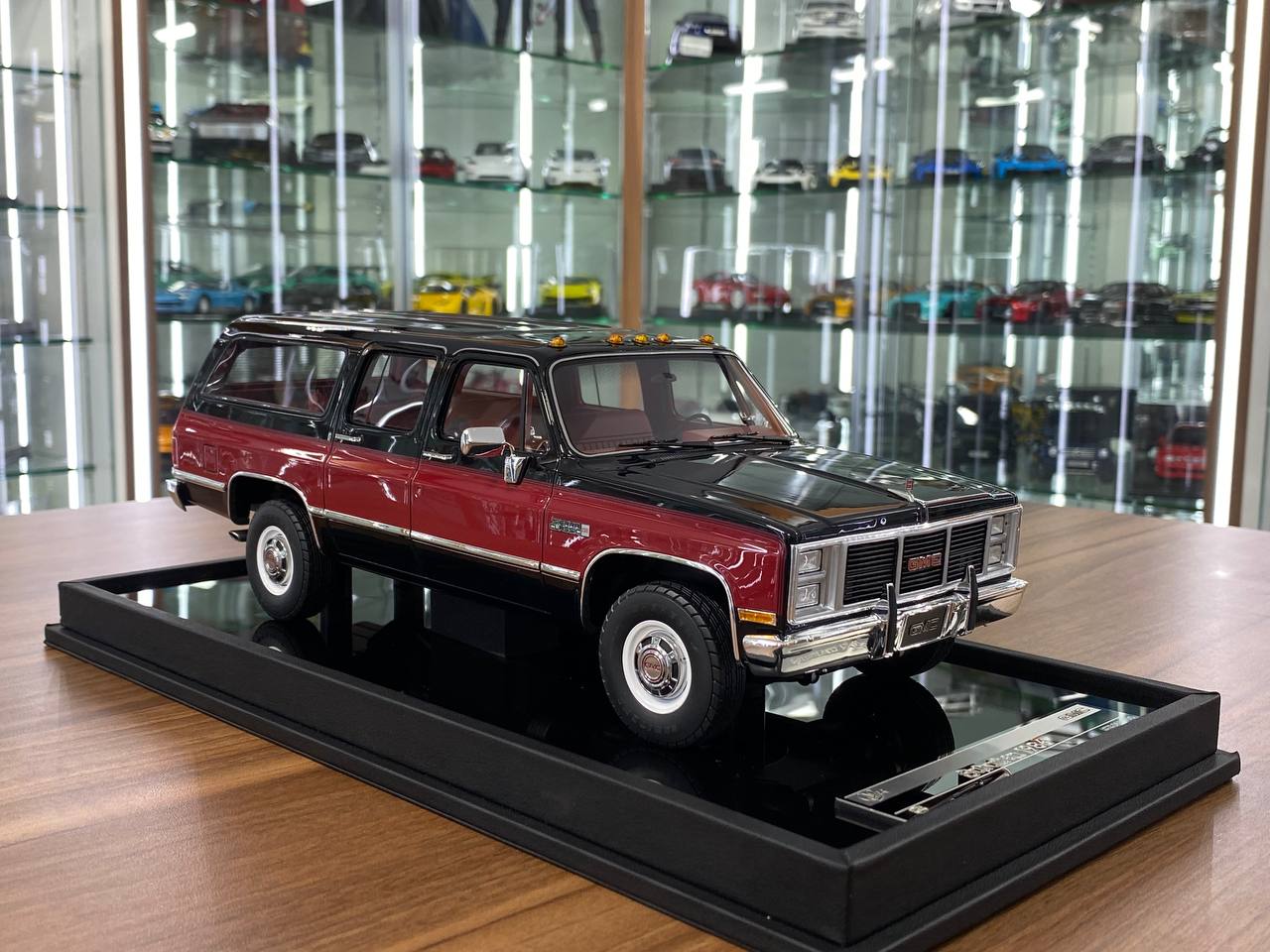 1/18 Resin – Old School Models GMC Suburban 2500 (1986) Black & Red Limited Edition/ 100 pcs
