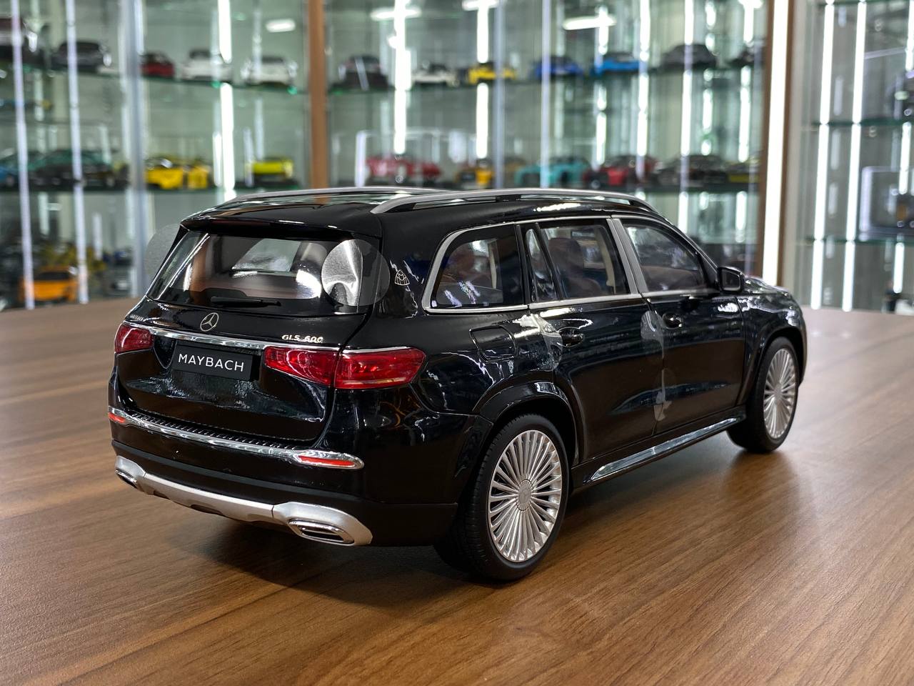 1/18 Diecast Mercedes-Maybach GLS 600 4MATIC Black Paragon Scale Model Car