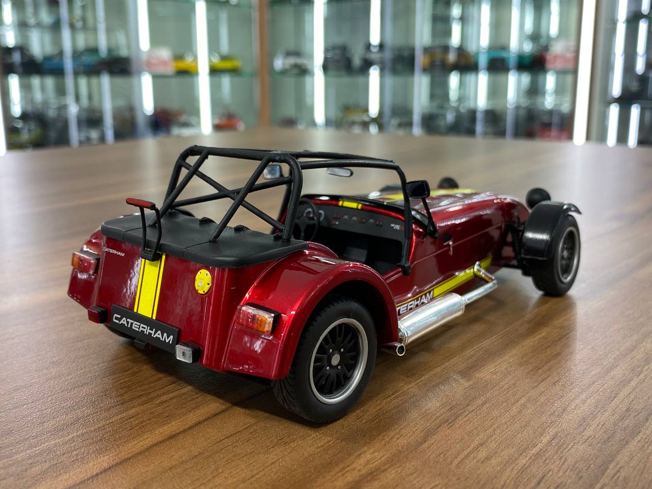 1/18 Diecast Solido CATERHAM SEVEN 275 Academy 2014 in red/yellow