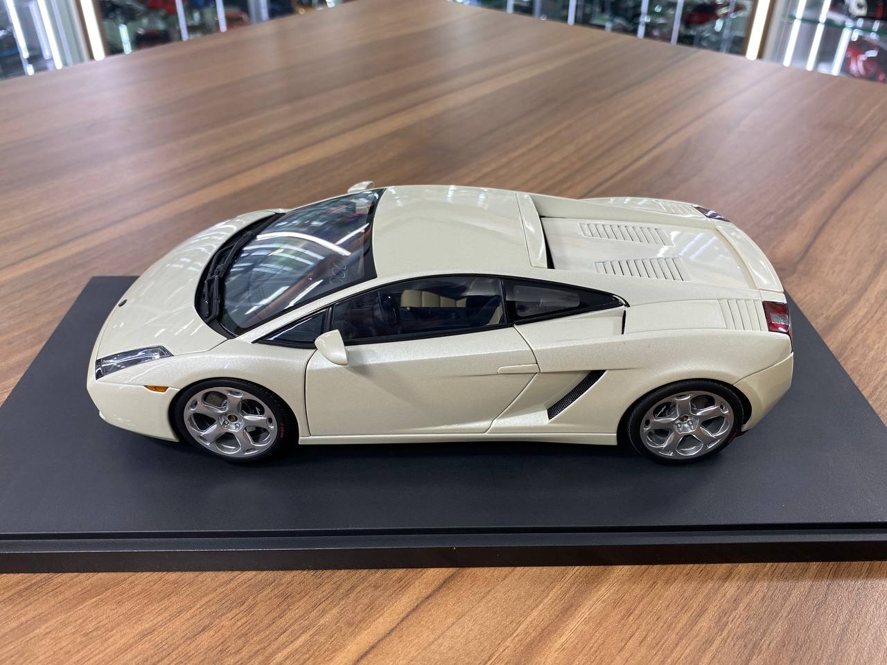 1/18 Diecast Metal Model – Lamborghini Gallardo | AUTOart | Full Opening | Balloon White
