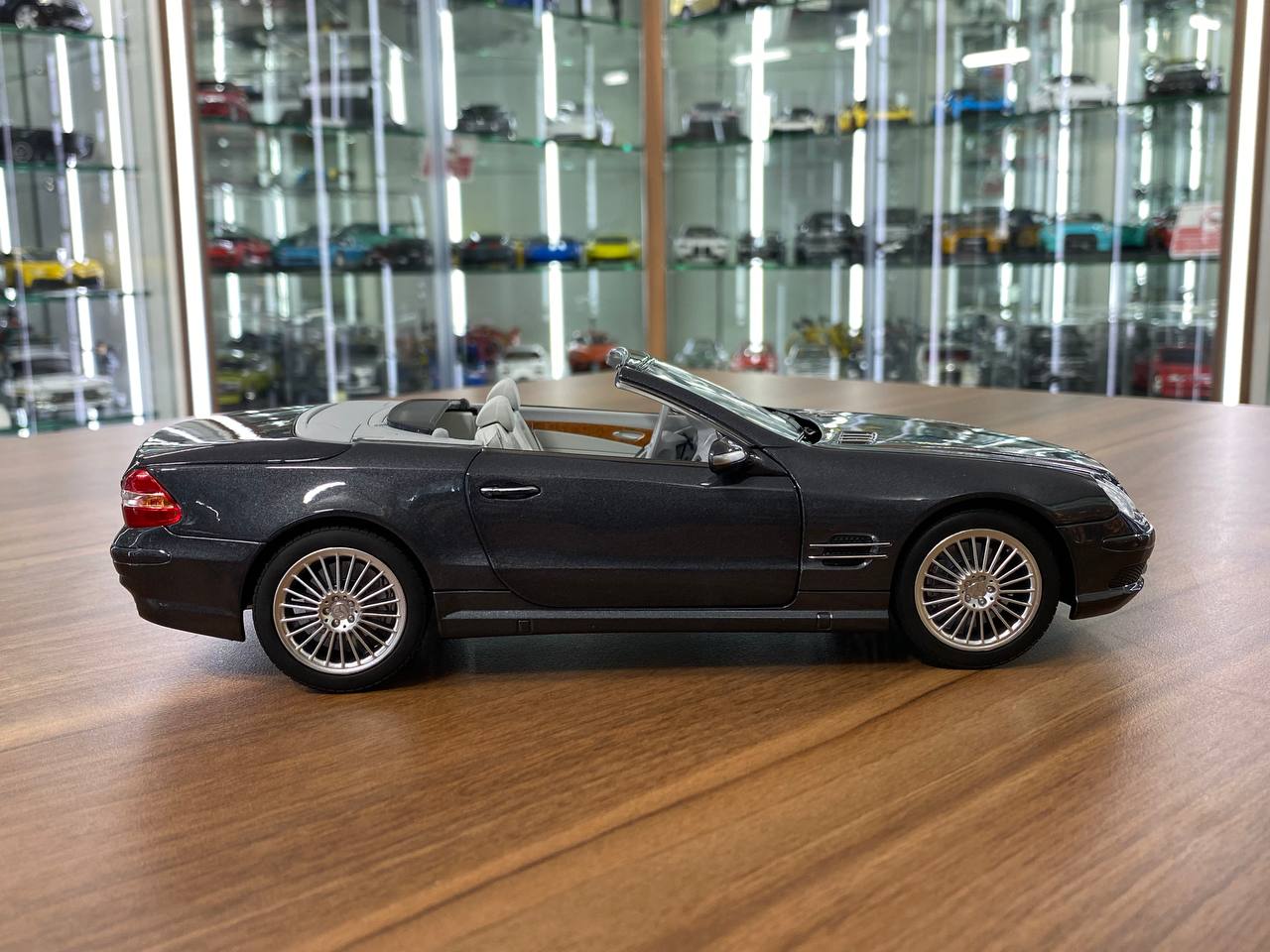 1/18 Diecast Metal Model – Mercedes-Benz SL 55 AMG R230 (2000–2006) | Norev Dealer Edition | Full Opening | Obsidian Black (Grey)