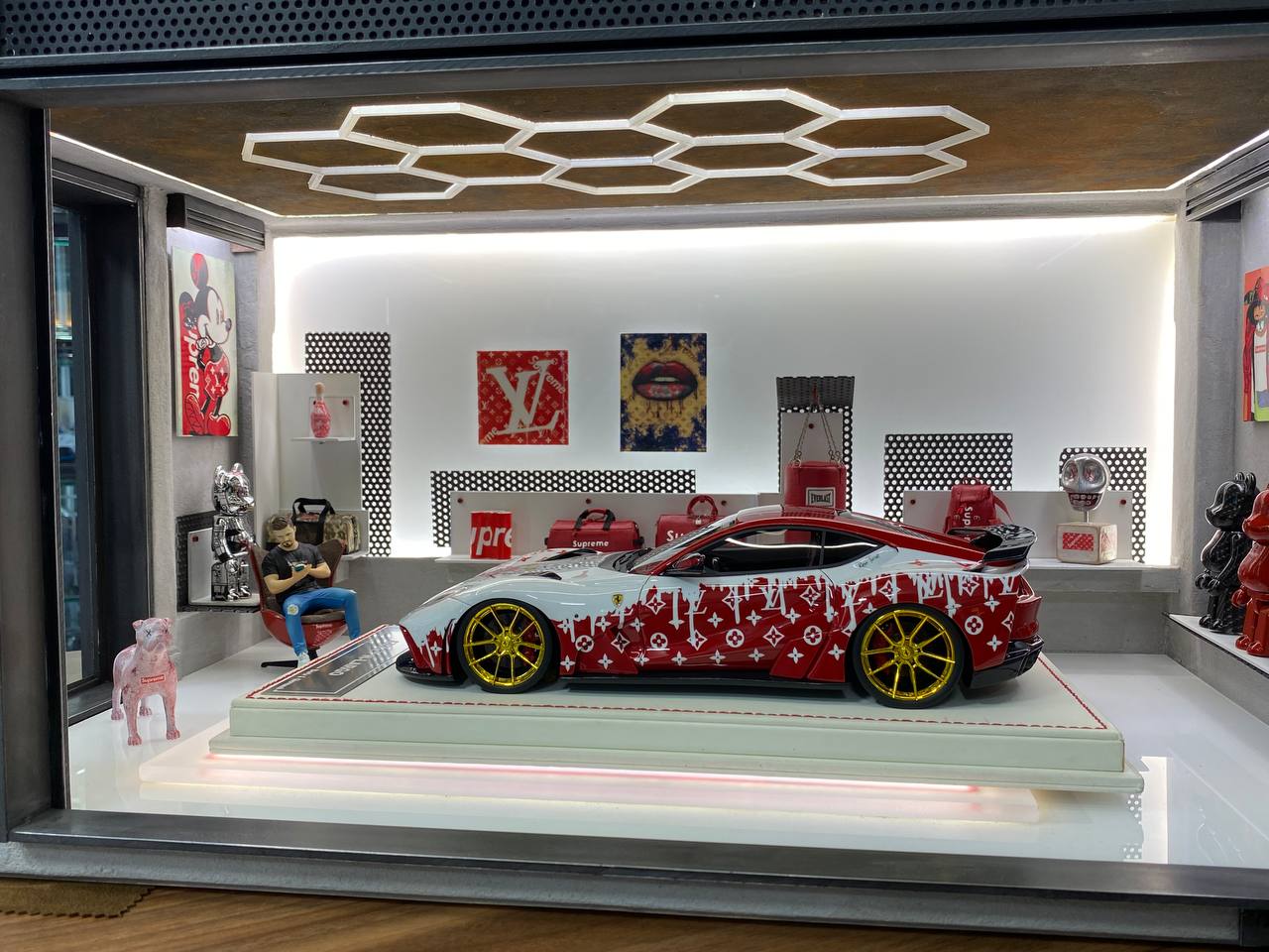 1/18 Diorama – Luxury Supreme Store | Custom Made with Light | Car Not Included