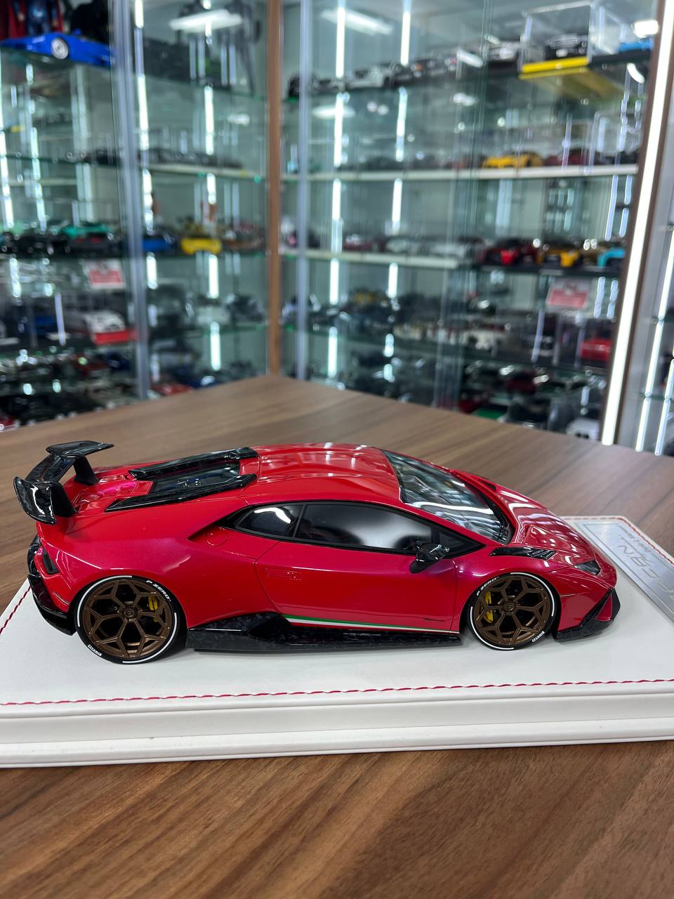 ★ 1/18 Davis & Giovanni Lamborghini Huracan Performante – Red Metallic