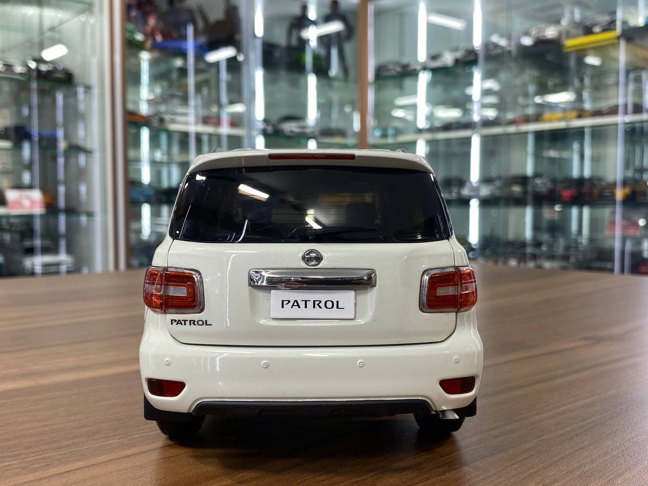 1/18 Nissan Patrol Y62 Paudi White Model Car