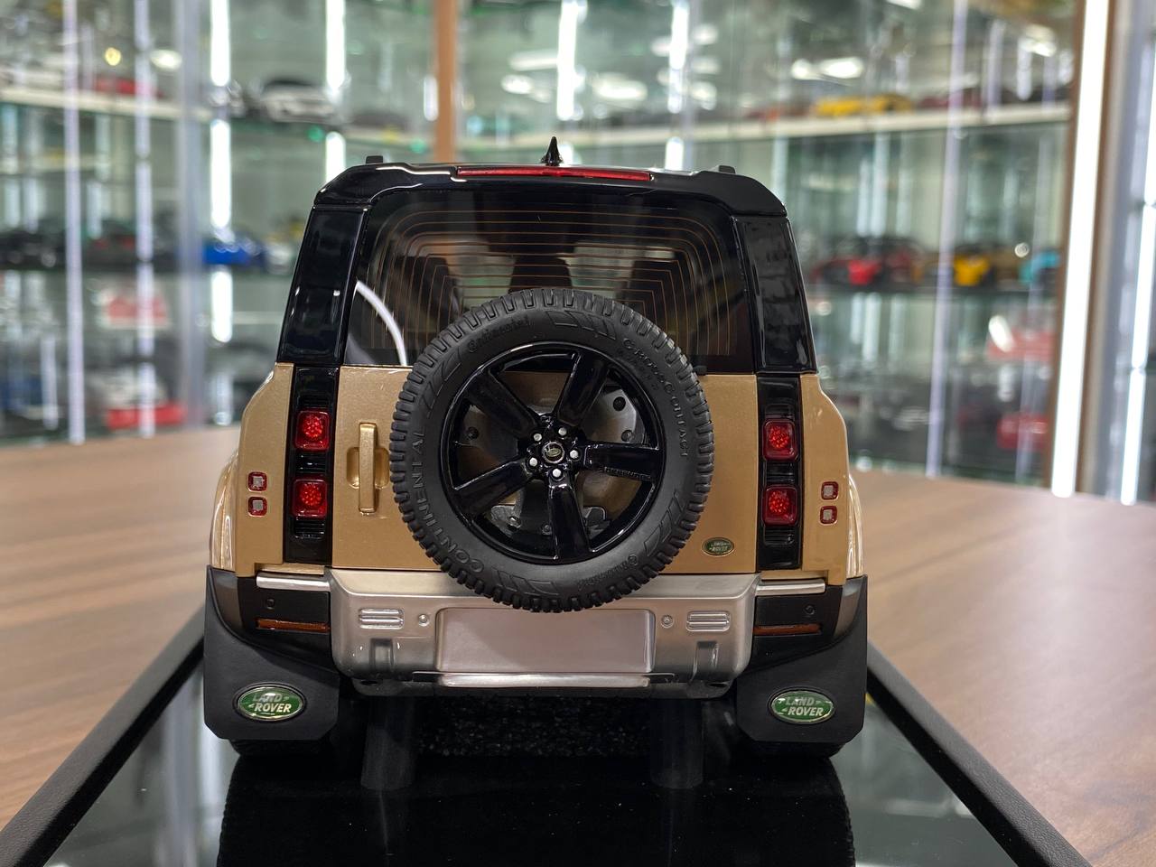 1/18 Resin MotorHelix Land Rover Defender 110 Gold Limited 50 pcs
